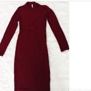Burgundy bodycon midi dress // cut out front