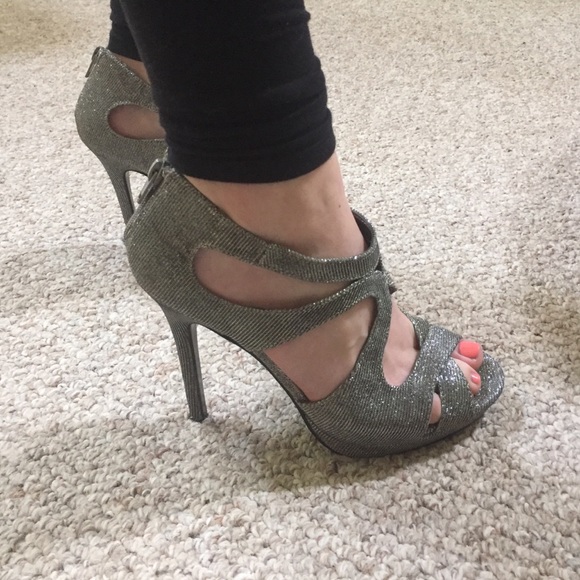 Silver Heels - Picture 3 of 4