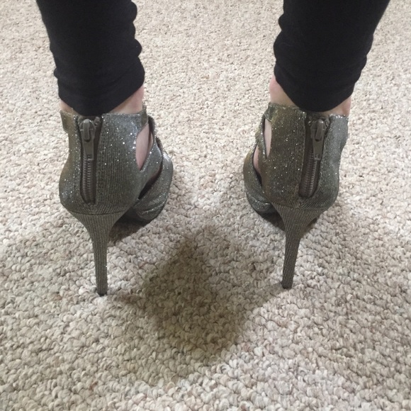 Silver Heels - Picture 4 of 4