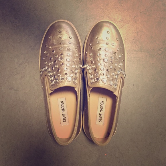 STEVE MADDEN SLIP ONS IN METALLIC - Picture 1 of 4
