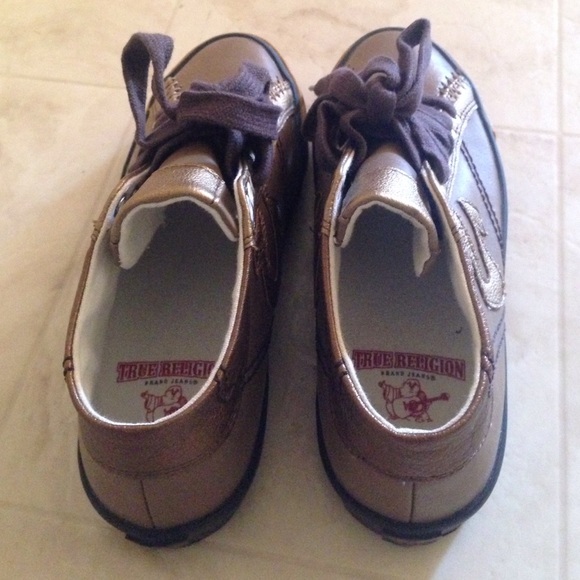 Run true size, good for everyday wear.