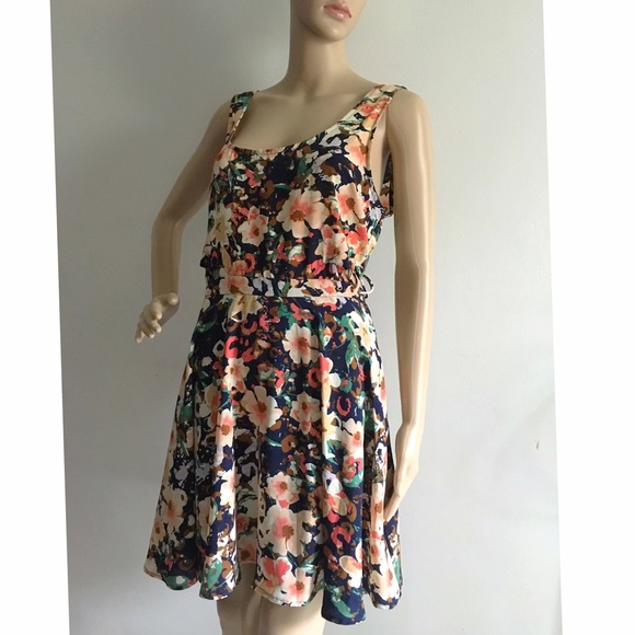 ❌❌SOLD❌❌Lucca Couture cutout floral dress 8 - Picture 3 of 4