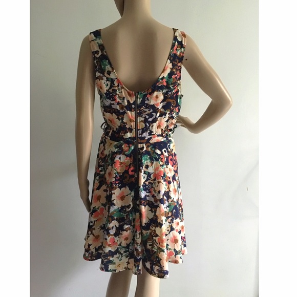 ❌❌SOLD❌❌Lucca Couture cutout floral dress 8 - Picture 4 of 4