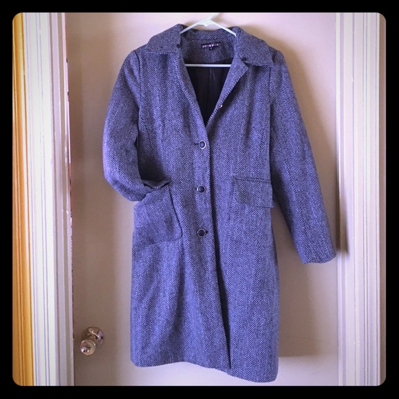 Mid calf tweed coat, gold accents and pockets!