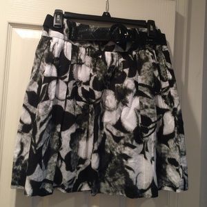 Black & White flower pattern skirt. Size 5