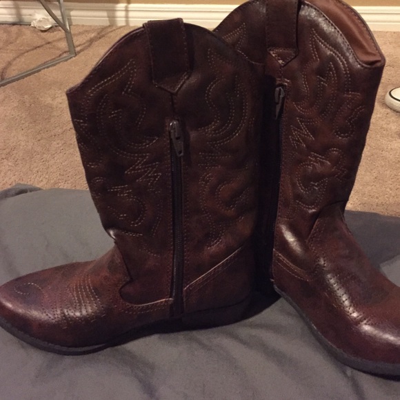 Shoes - Picture 2 of 4