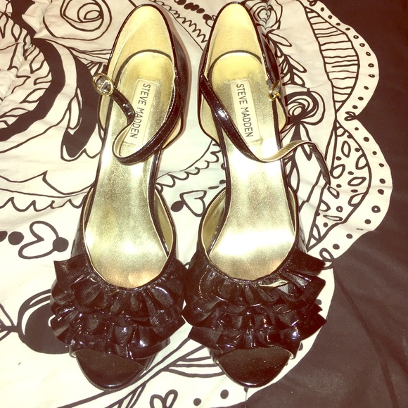 Steve Madden Ruffle Peep toe pumps.