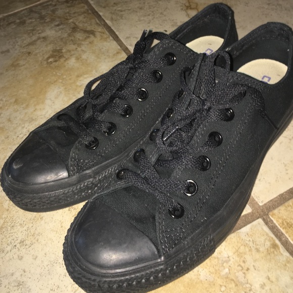 🎀All Black Low Top Converse🎀