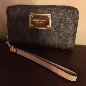 Michael Kors wristlet