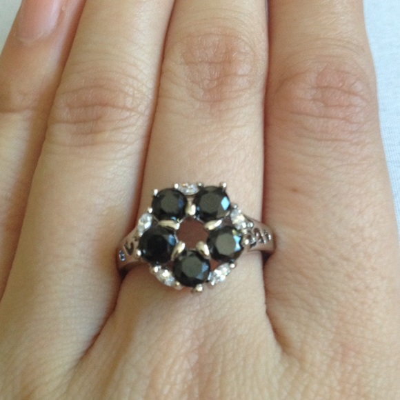 Black Flower Ring - Picture 2 of 4