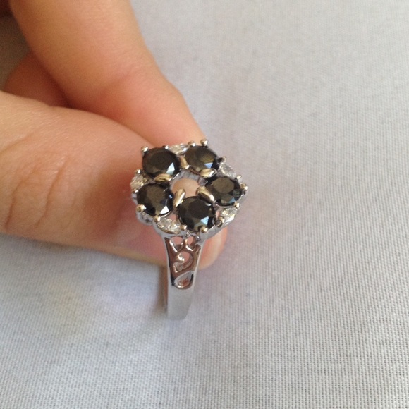 Black Flower Ring - Picture 4 of 4