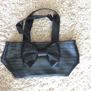 Black bow tote