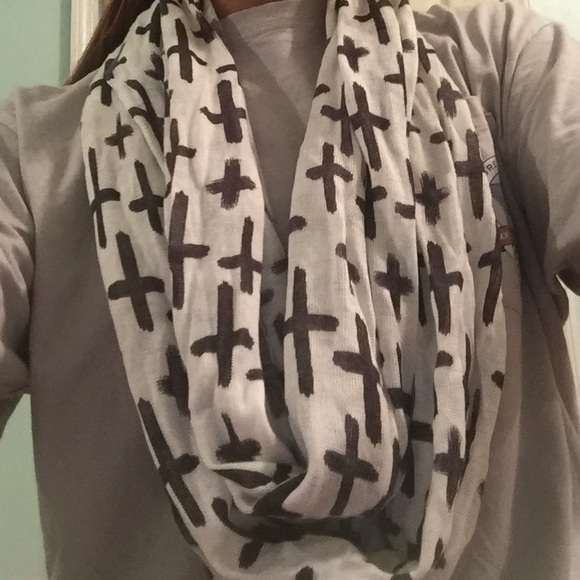 Cross infinity scarf - Picture 1 of 2
