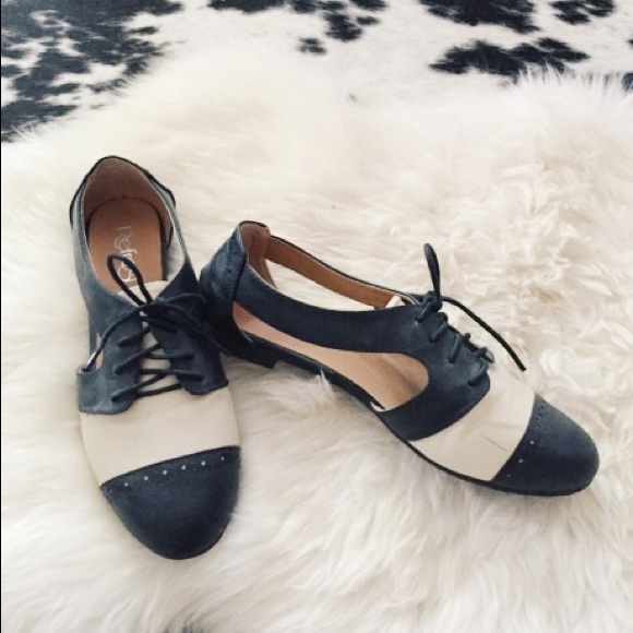 Modcloth Cutout Saddle Oxfords - size 6