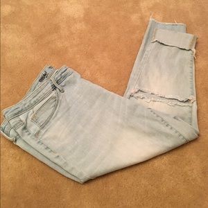 Light Jean Capri distressed