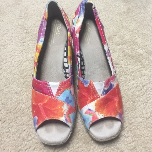 TOMS Size 9 Flower Wedges