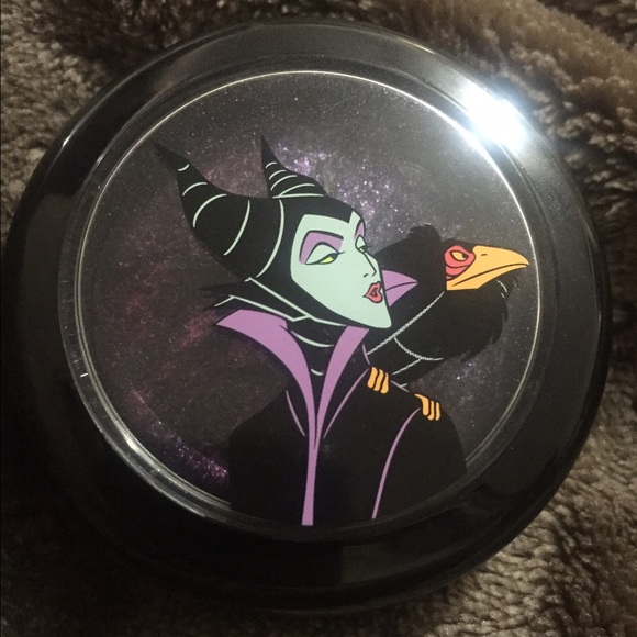 MAC Venomous Villains mineralized eye shadow.