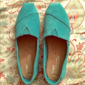 Women's classic perf suede shoe!