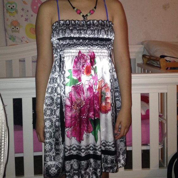 Flower black and white dress - Picture 4 of 4