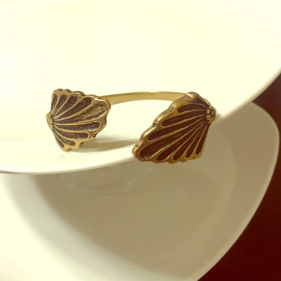 Small gold leaf bracelet!!