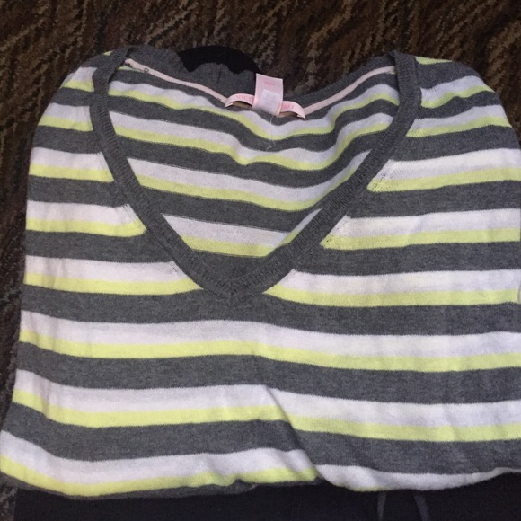 3 Long sleeve sweaters - Picture 2 of 3