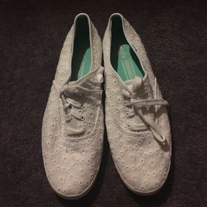 Crochet Style White Keds