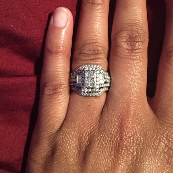 SOLD!! BEAUTIFUL diamond wedding set - Picture 3 of 4