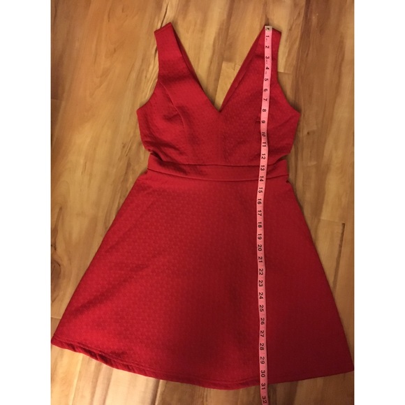 Red V-neck dress - Picture 4 of 4