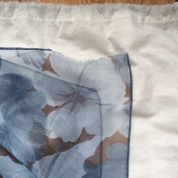 Scarf w dark / light blue flowers brown background - Picture 2 of 4