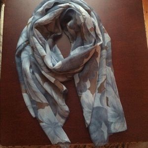 Scarf w dark / light blue flowers brown background