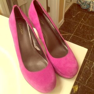 Calvin Klein suede fushia pumps