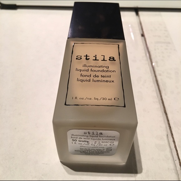 ๐ Stila Illuminating Liquid Foundation - Picture 4 of 4
