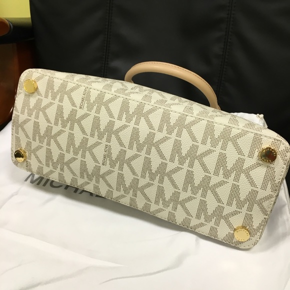 NWT MICHAEL KORS LARGE DOME VANILLA SATCHEL - Picture 5 of 7