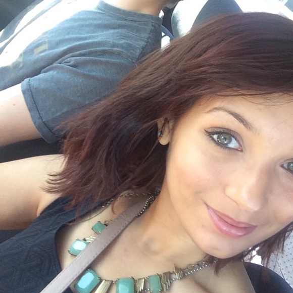 Meet your Posher, Alyssa - Picture 3 of 4