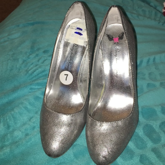 Silver heels - Picture 1 of 2