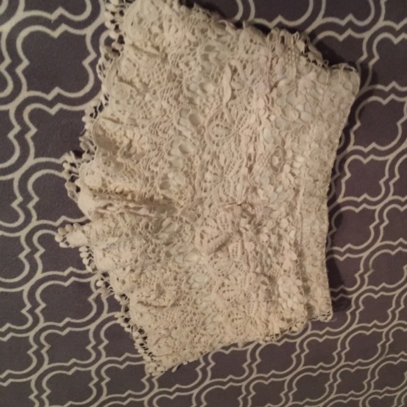 Crotchet white shorts - Picture 3 of 4