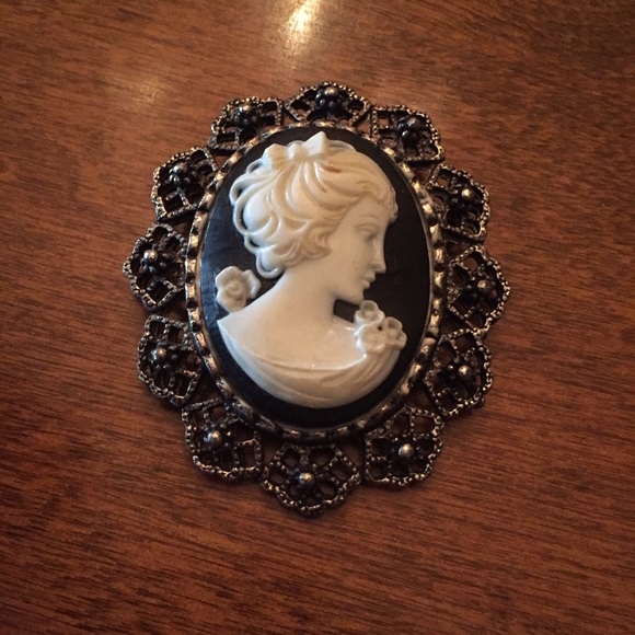 Brooch/never worn mint condition