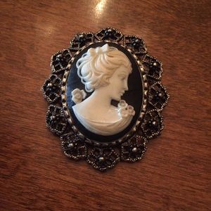 Brooch/never worn mint condition