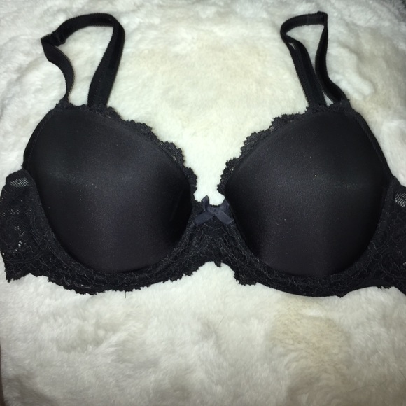 32D black lightly-lined bra