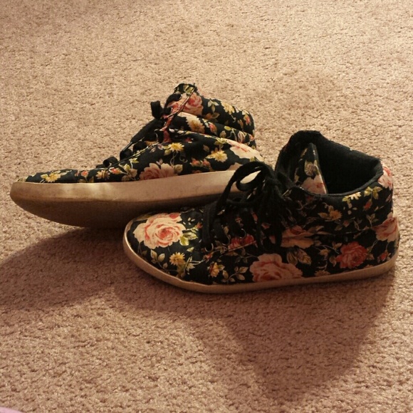 Shoes - Picture 2 of 4