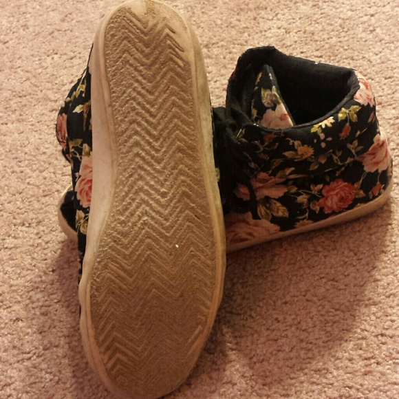 Shoes - Picture 3 of 4