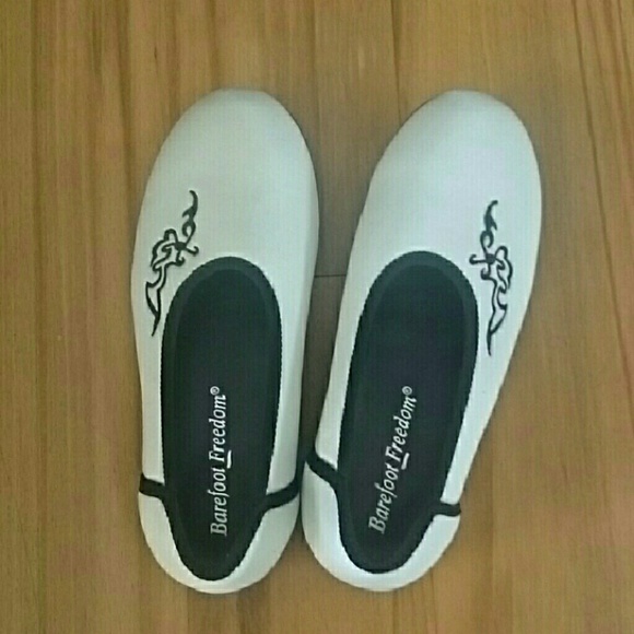 Barefoot Freedom white and black shoes