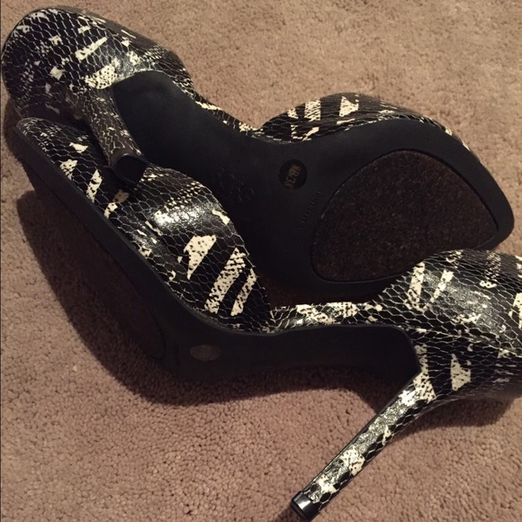 BCBG pumps - Picture 3 of 4