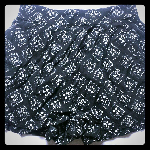 Flowy black and white shorts - Picture 1 of 3