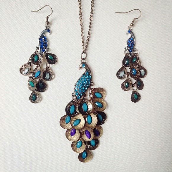 🚫SOLD🚫Beautiful Peacock Pendant Necklace - Picture 3 of 3