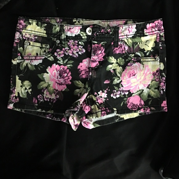Flowered jean shorts