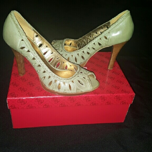 Guess Peep-Toe Pumps