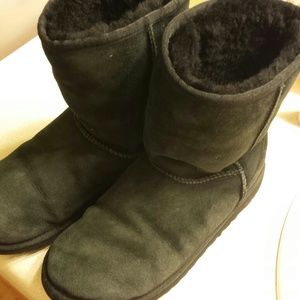 Black UGGs size 6