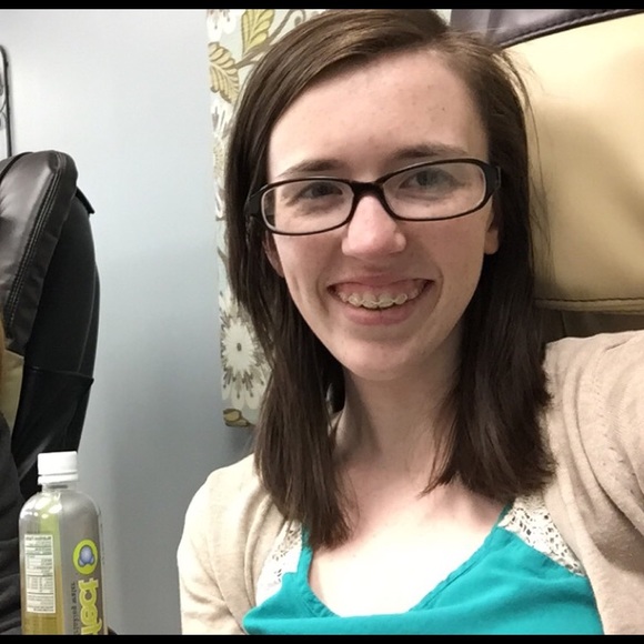 Meet your Posher, Lindsey - Picture 2 of 2