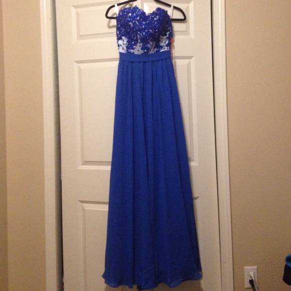 Beautiful blue dress good for prom or homecoming